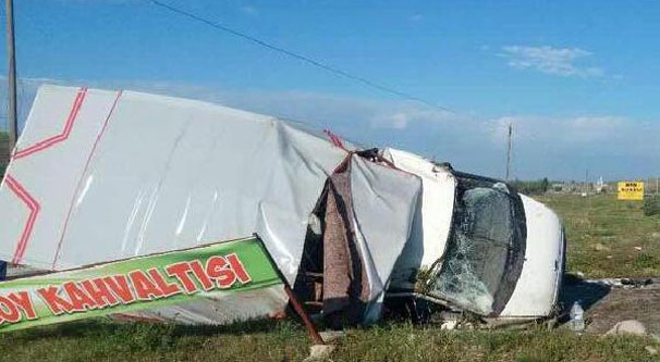 Tarım işçilerini taşıyan kamyonet devrildi: 1 ölü, 21 yaralı