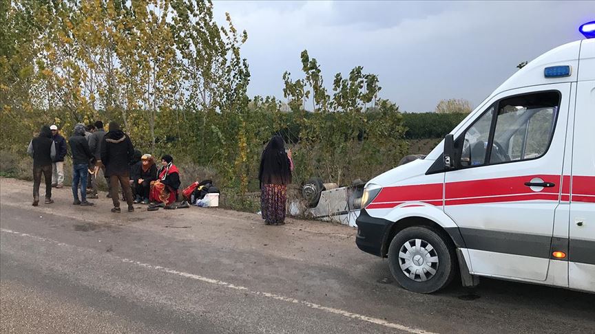 Tarım işçilerini taşıyan midibüs devrildi: 11 kişi yaralandı