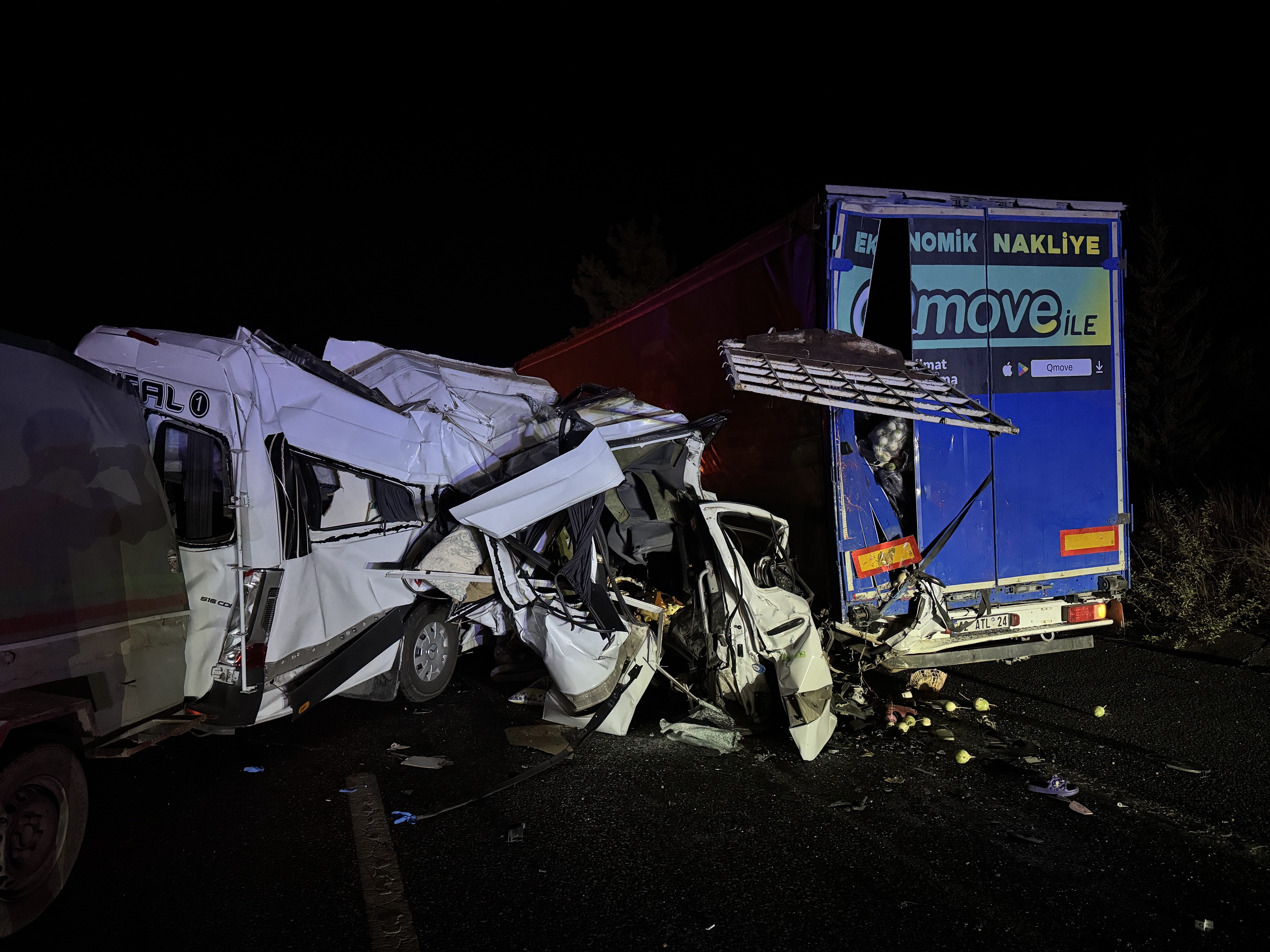 Tarım işçilerini taşıyan minibüs çekiciye çarptı; 3 ölü, 16 yaralı