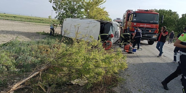 Tarım işçilerini taşıyan minibüs devrildi: 16 yaralı