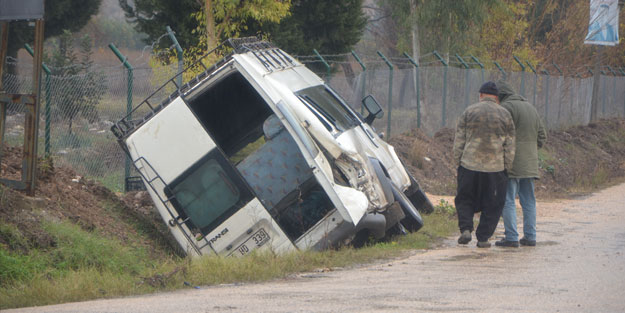 Tarım işçilerini taşıyan minibüs ile otomobil çarpıştı: Yaralılar var