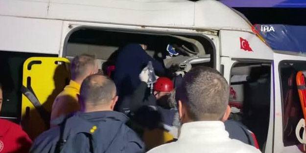 Tarım işçilerini taşıyan minibüs kaza yaptı: 2'si bebek 17 yaralı