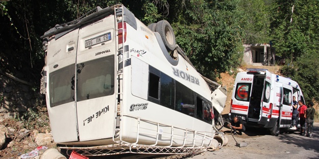 Tarım işçilerini taşıyan minibüs kaza yaptı: Çok sayıda yaralı var