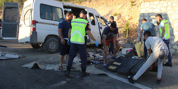 Tarım işçilerini taşıyan minibüs kaza yaptı! Ölü ve yaralılar var