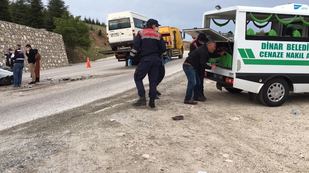 Tarım işçilerini taşıyan minibüs otomobil ile çarpıştı: 8 yaralı, 2 ölü 
