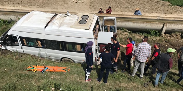 Tarım işçilerini taşıyan minibüs şarampole devrildi: Yaralılar var