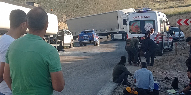 Tarım işçilerini taşıyan minibüs su tankeri ile çarpıştı! Yaralılar var