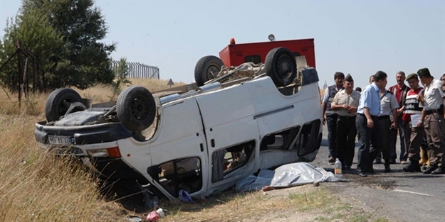 Tarım işçilerini taşıyan minibüs takla attı: 17 yaralı