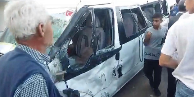 Tarım işçilerini taşıyan minibüs tırla çarpıştı: 21 yaralı