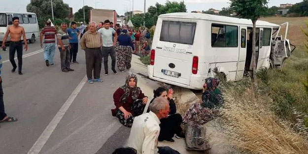 Tarım işçilerini taşıyan minibüs traktörle çarpıştı! Yaralılar var