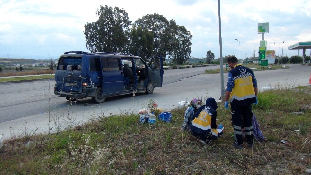 Tarım işçilerini taşıyan minibüse otomobil çarptı: 5 yaralı 