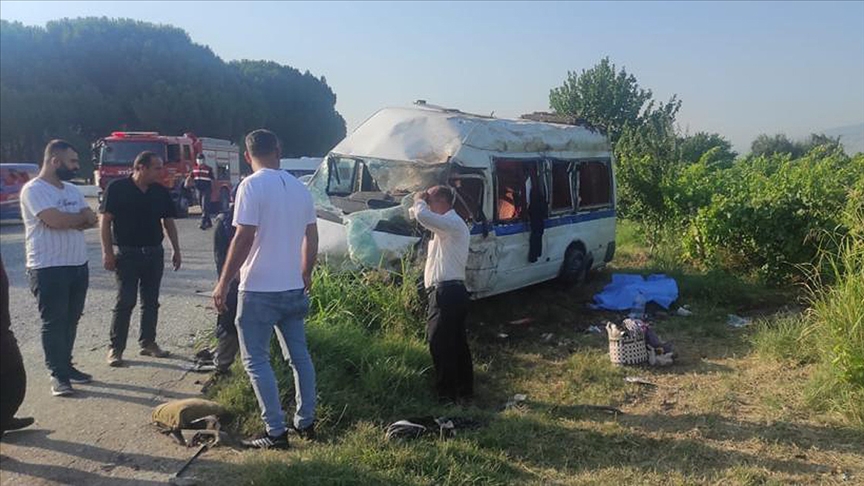 Tarım işçilerini taşıyan minibüsle otomobil çarpıştı: 2 kişi öldü, 9 kişi yaralandı
