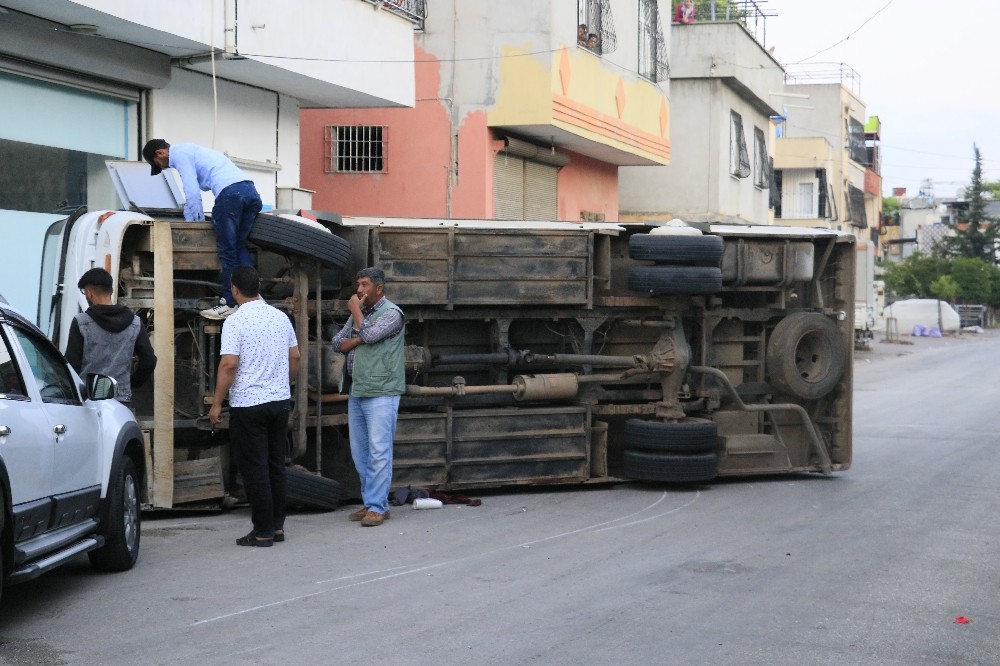 Tarım işçilerini taşıyan servisler çarpıştı: 12 yaralı 