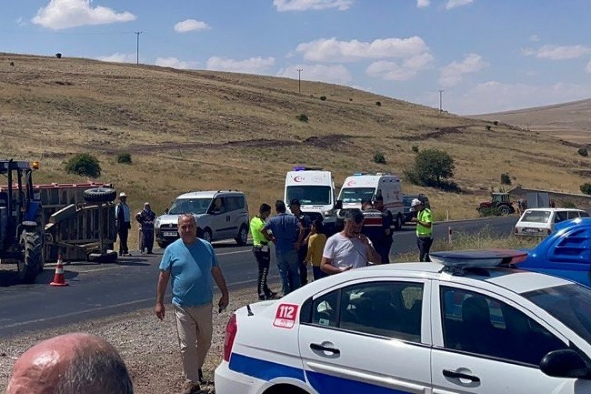 Tarım işçilerinin bulunduğu römork devrildi, 23 yaralı