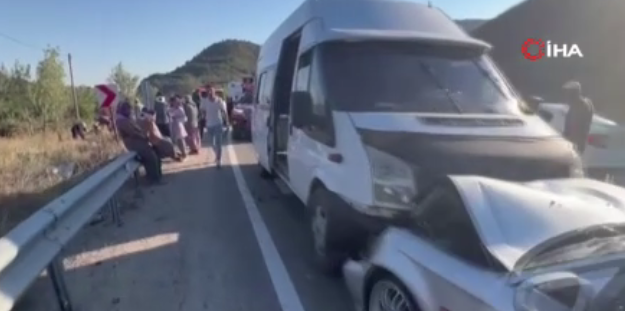 Tarım işlerini taşıyan minibüs otomobille çarpıştı