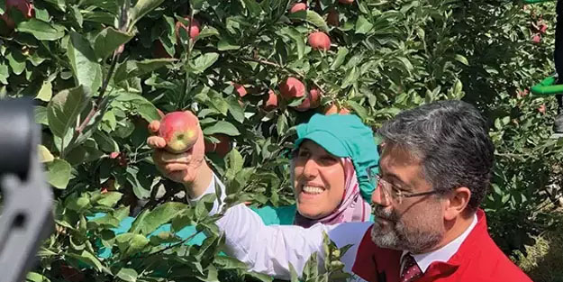 Tarım ve Orman Bakanı İbrahim Yumaklı, o ilimizde elma hasadı yaptı