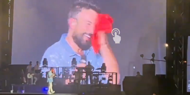 Tarkan'dan büyük iğrençlik! Konser alanında seyircilerin üzerine attı