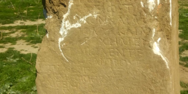 Tarla süren çiftçinin pulluğuna takıldı!