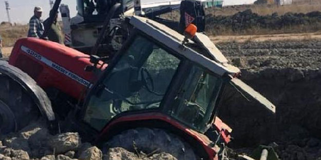 Tarla süren traktör obruğa düştü
