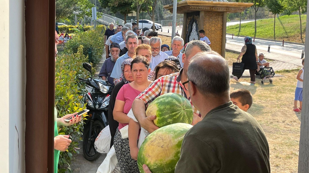 Tarlada 1 lira, markette 10 lira! 50 ton karpuzu ücretsiz dağıttılar