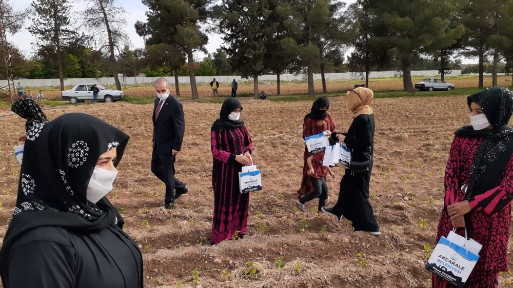 Tarlada çalışan anneler unutulmadı 