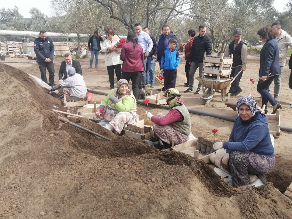 Tarlada çalışan kadınlar unutulmadı 