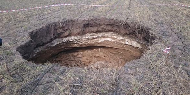Tekirdağ'da tarlada dev delik oluştu