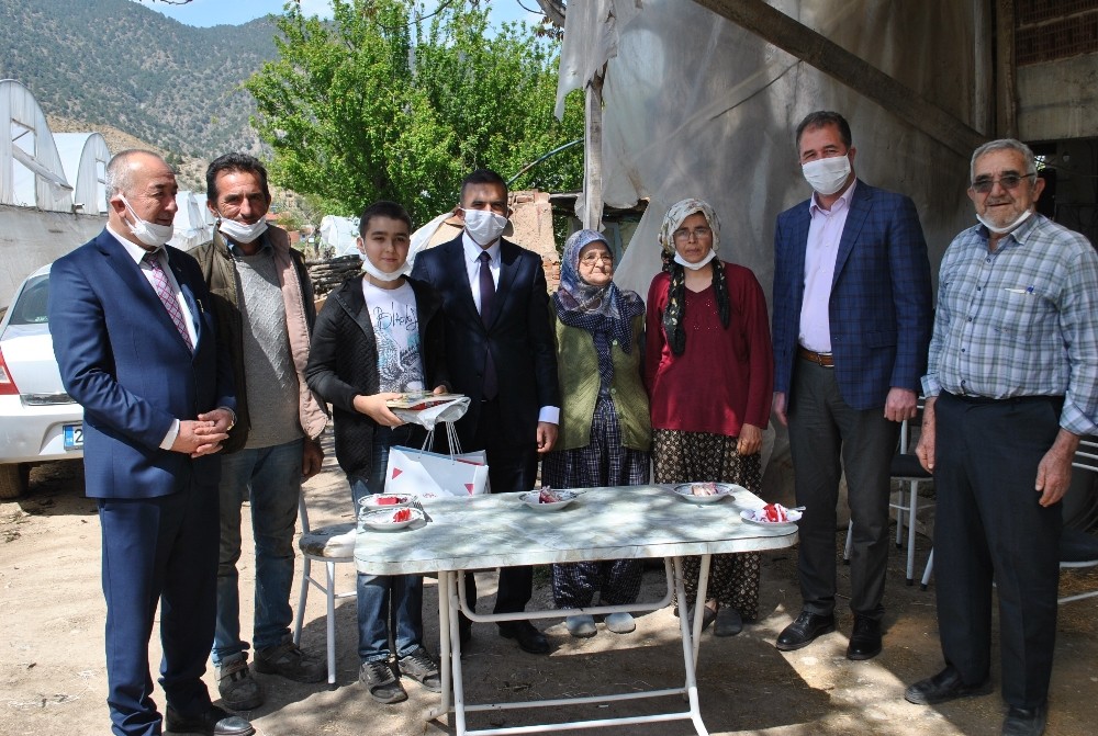 Tarlada doğum günü sürprizi 