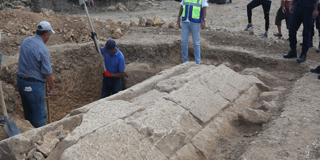 Tarlada heyecanlandıran keşif! Muğla Milas ilçesinde çiftçinin traktörüyle sürdüğü tarlada oda mezar bulundu