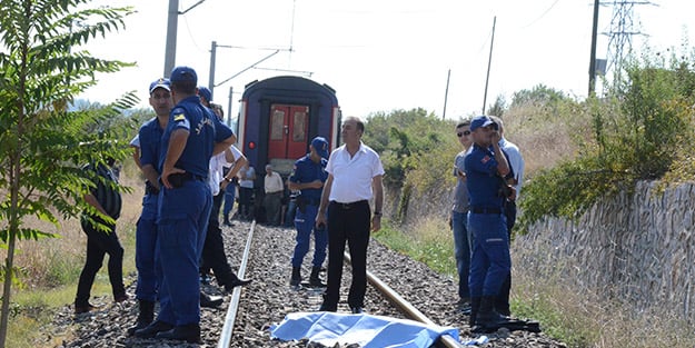 Tarlasına giden yaşlı adama tren çarptı