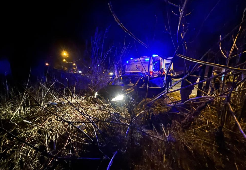 Tarlaya uçan otomobilden sağ kurtuldu