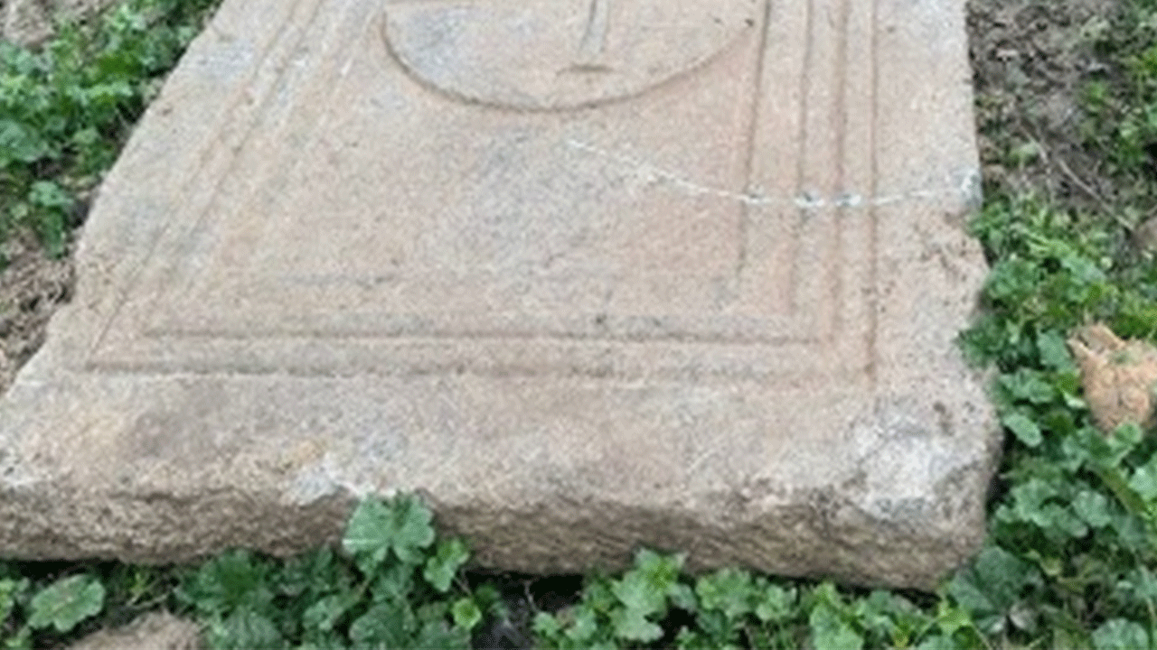 Tarlayı sürerken buldu, gözlerine inanamadı!