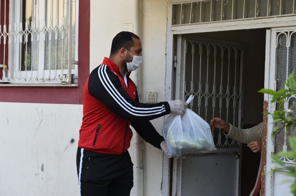 Tarsus Belediyesi, çiftçilerden aldığı mahsulleri ücretsiz dağıtıyor 