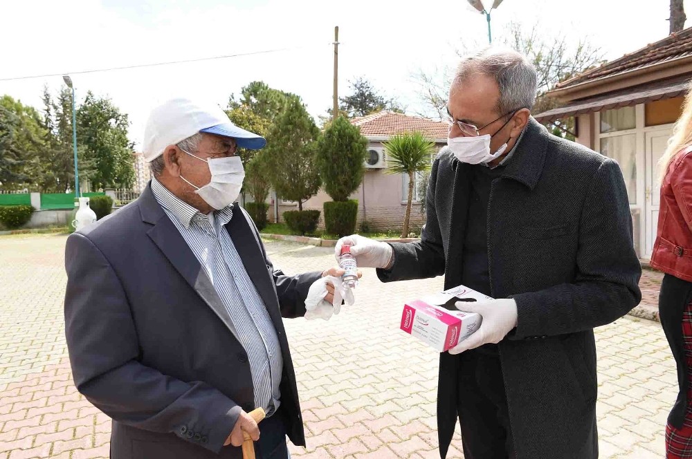Tarsus Belediyesi dezenfektan üretip halka ücretsiz dağıtıyor 
