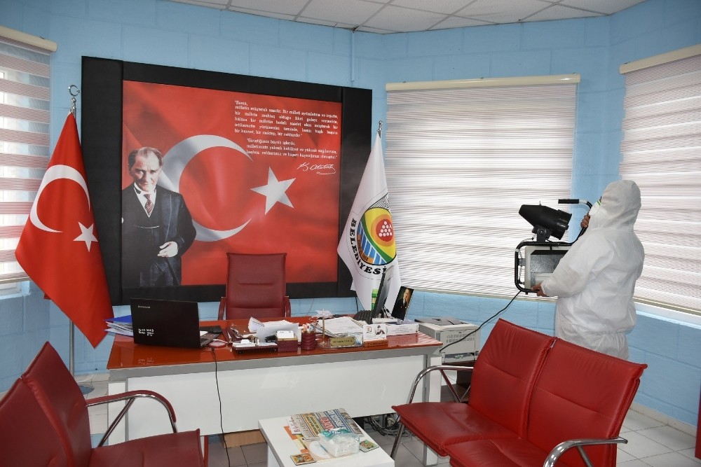 Tarsus Belediyesi, kentin dört bir yanında ilaçlama yapıyor 