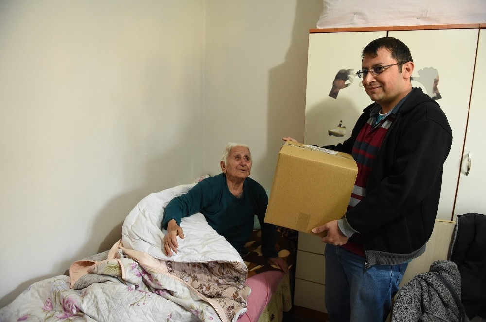 Tarsus Belediyesinden 65 yaş üstü vatandaşlara 30 bin gıda kolisi 