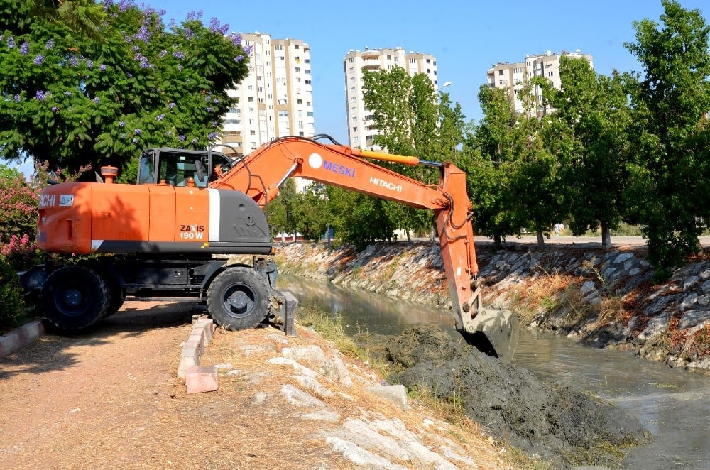 Tarsus Kaleburcu Deresi temizleniyor 