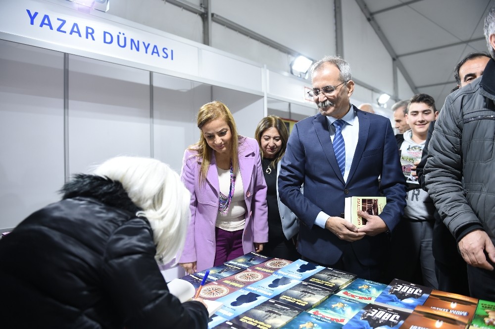 Tarsus Kitap Fuarı’na ilk günden yüzlerce ziyaretçi akın etti 