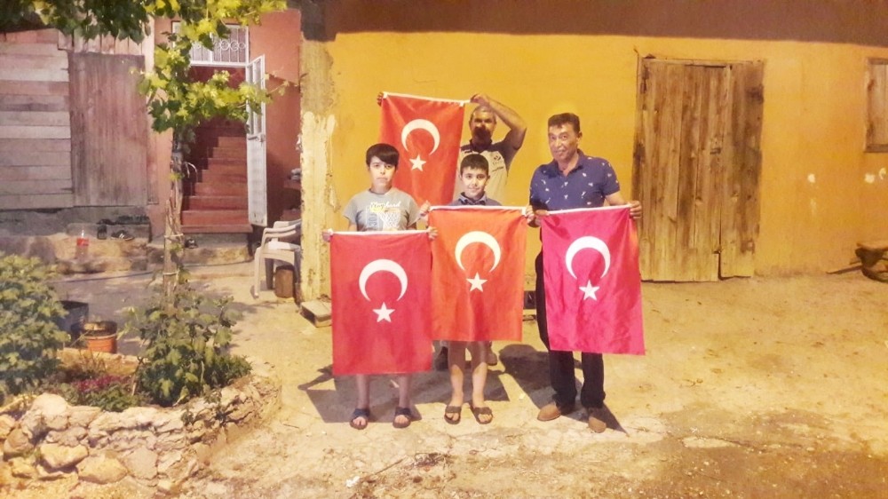 Tarsus ve Çamlıyayla’da vatandaşa bayrak dağıtıldı 