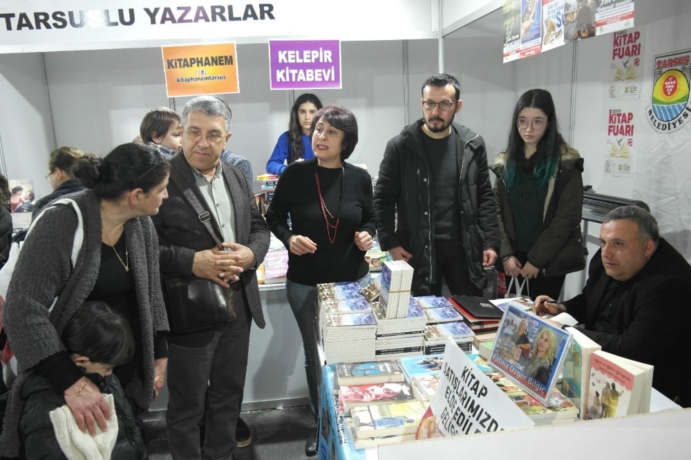 Tarsuslu yazar Üresin, kitabını sokak hayvanları için bağışladı 