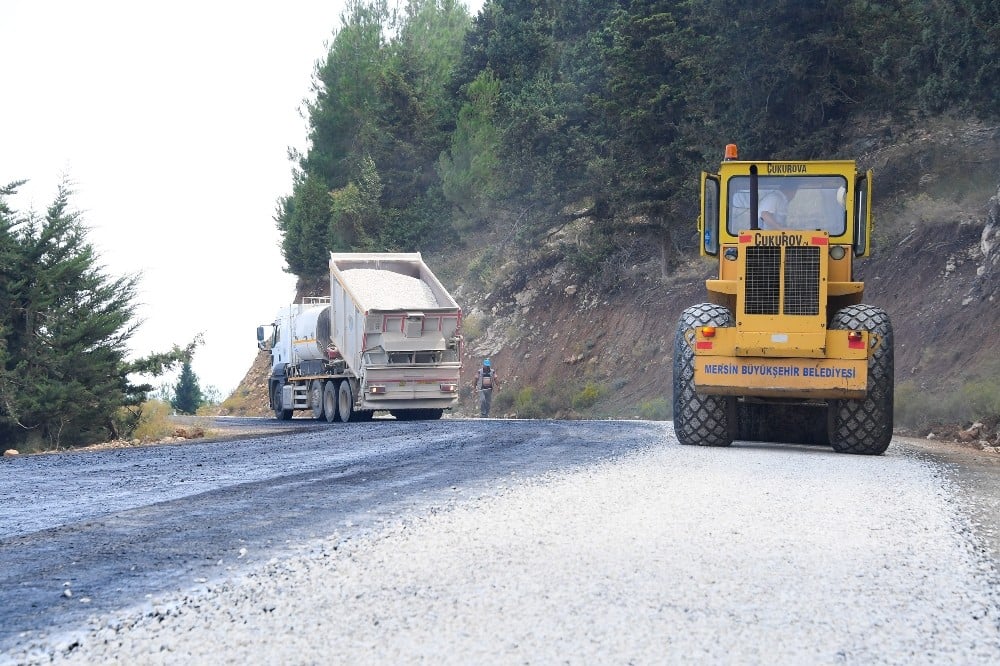 Tarsus’ta 2 yıldır asfaltlanması beklenen yolda çalışmalar başladı 