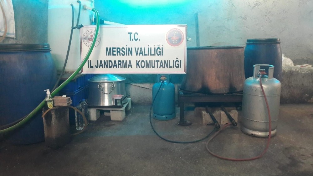 Tarsus’ta 540 litre kaçak içki ele geçirildi 
