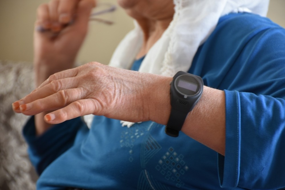 Tarsus’ta Alzheimer ve demans hastaları ile yaşlılara ‘Akıllı Bileklik’ uygulaması başladı 