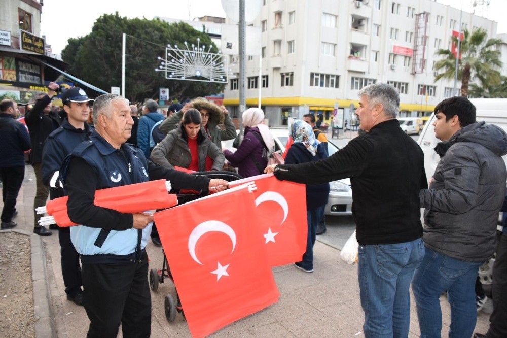 Tarsus’ta belediye tarafından vatandaşlara Türk bayrağı dağıtıldı 