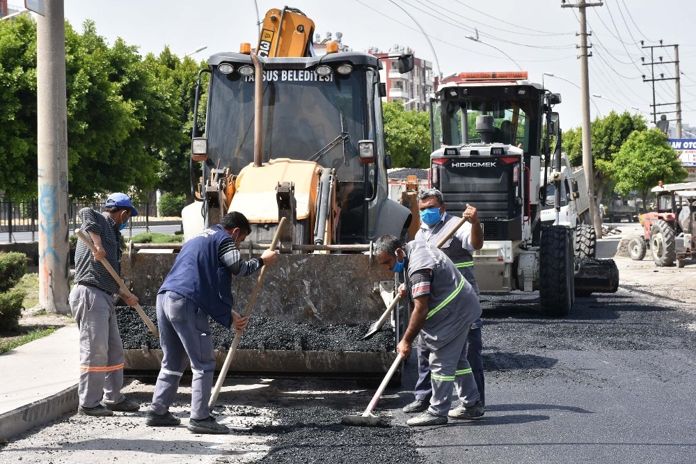 Tarsus’ta bozulan yollar onarılıyor 