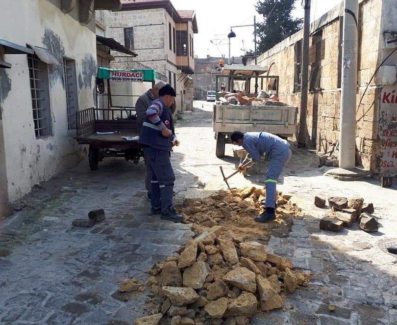 Tarsus’ta bozulan yolların onarımı sürüyor 