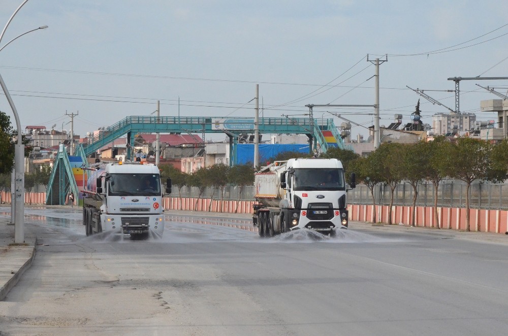 Tarsus’ta caddeler dezenfekte ediliyor 