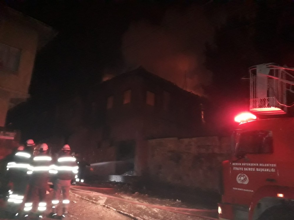 Tarsus’ta çıkan yangında 2 katlı ahşap ev küle döndü Yeni Akit