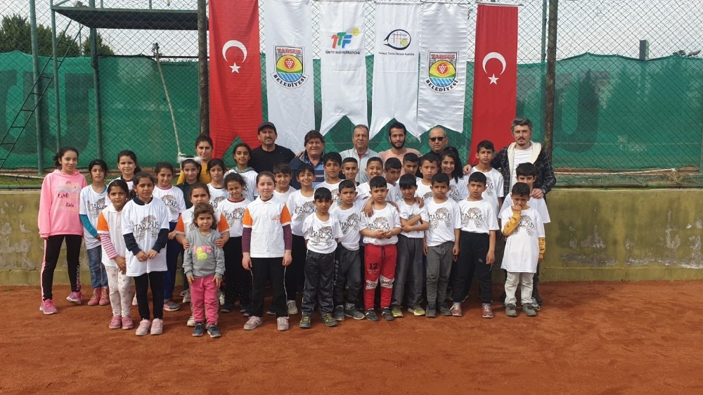 Tarsus’ta çocuklar tenisle tanışıyor 