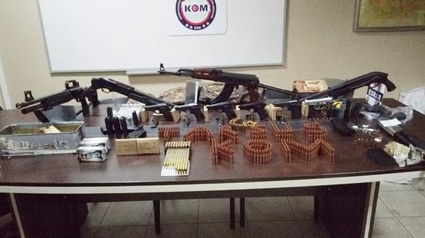 Tarsus’ta duvarın içinden cephanelik çıktı
